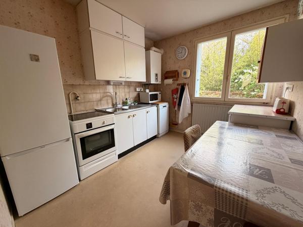 Appartement avec balcon et garage privatif.