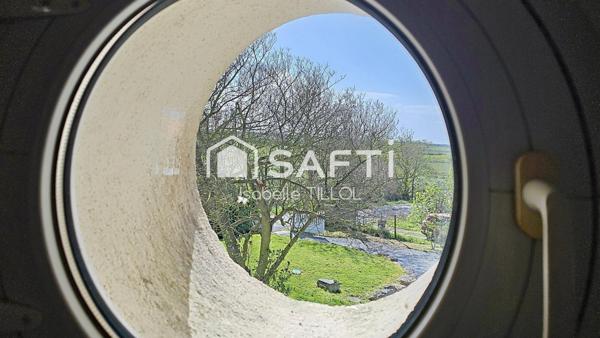 Maison en pierre vue sur les marais