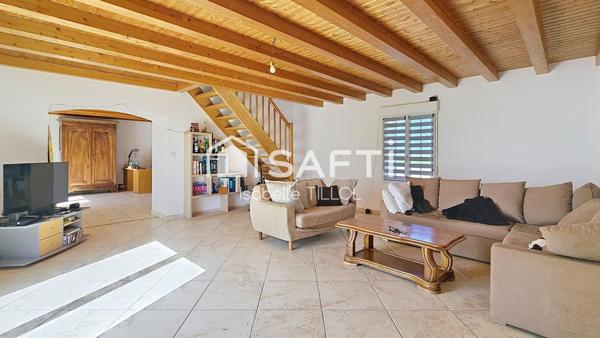 Maison en pierre vue sur les marais