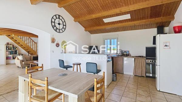 Maison en pierre vue sur les marais