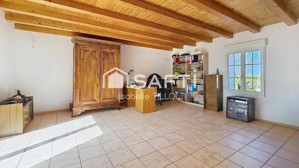 Maison en pierre vue sur les marais