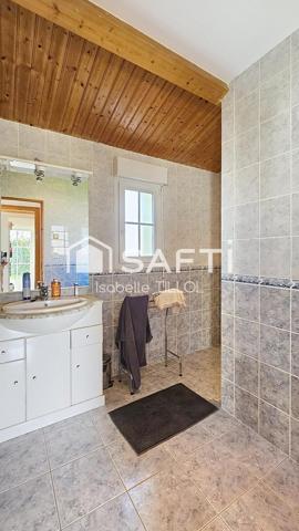 Maison en pierre vue sur les marais