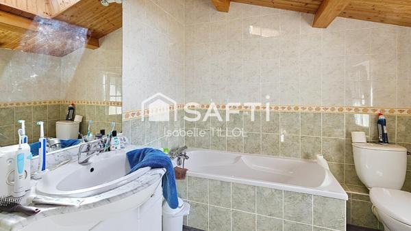 Maison en pierre vue sur les marais