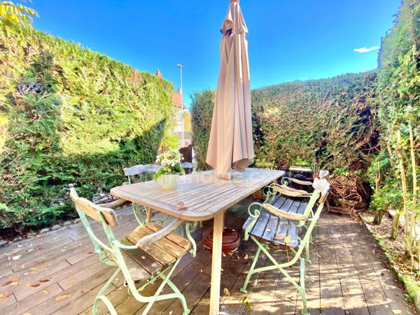 Maison de ville cosy, lumineuse et idéalement située - 3 chambres - Petit salon en mezzanine - Sous sol complet - Parking