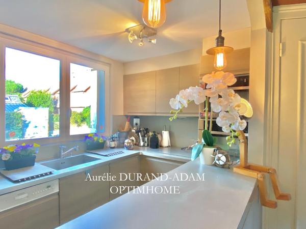 Maison de ville cosy, lumineuse et idéalement située - 3 chambres - Petit salon en mezzanine - Sous sol complet - Parking