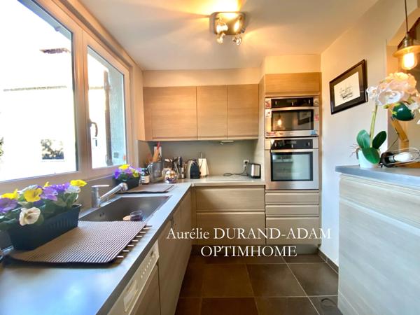 Maison de ville cosy, lumineuse et idéalement située - 3 chambres - Petit salon en mezzanine - Sous sol complet - Parking