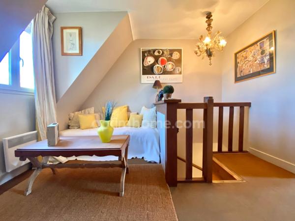 Maison de ville cosy, lumineuse et idéalement située - 3 chambres - Petit salon en mezzanine - Sous sol complet - Parking