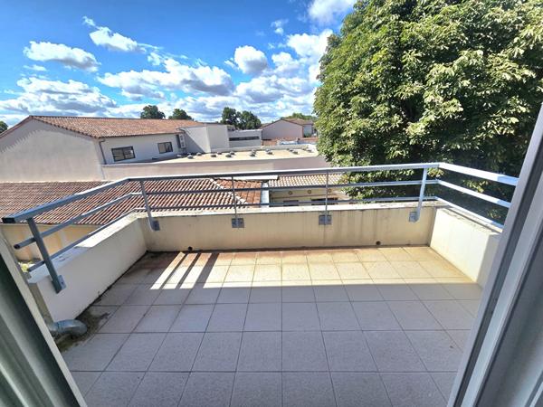 31780 CASTELGINEST T3 récent (2008) de 66.03m² Terrasse de 7.28m² 2 GARAGES , cuisine séparée