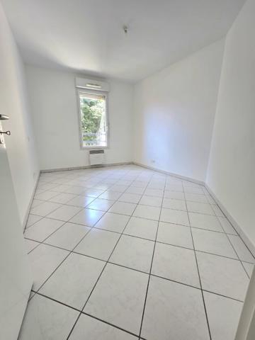 31780 CASTELGINEST T3 récent (2008) de 66.03m² Terrasse de 7.28m² 2 GARAGES , cuisine séparée