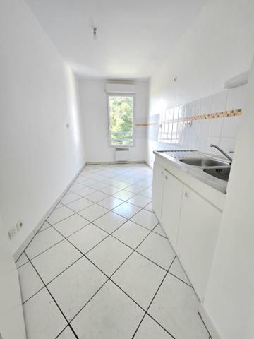 31780 CASTELGINEST T3 récent (2008) de 66.03m² Terrasse de 7.28m² 2 GARAGES , cuisine séparée