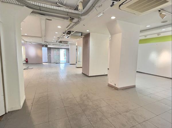 Rare, grande surface de vente ( 160m2) en zone commerciale numéro 1 dans l'hyper centre de Villeneuve sur Lot. Immeuble comprenant un local commercial d'environ 160m2, au 1er étage environ 155m2 de surface à rénover, au 2ème étage : 147m2 et des combles d , Villeneuve sur lot