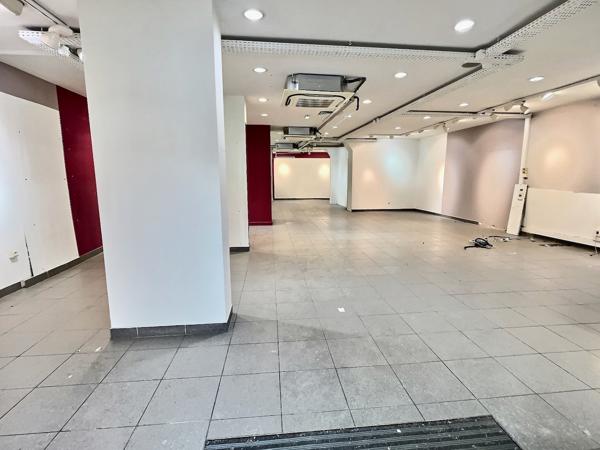 Rare, grande surface de vente ( 160m2) en zone commerciale numéro 1 dans l'hyper centre de Villeneuve sur Lot. Immeuble comprenant un local commercial d'environ 160m2, au 1er étage environ 155m2 de surface à rénover, au 2ème étage : 147m2 et des combles d , Villeneuve sur lot