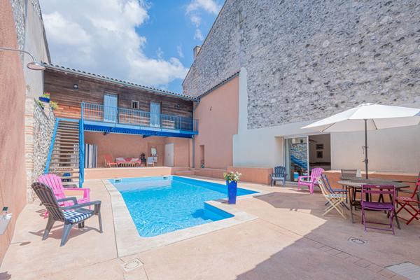 Proche de Castelmoron sur Lot, au coeur d'une bastide du XIII° siècle, superbe maison bourgeoise d'environ 329 m² avec cour intérieure et piscine.. Si vous êtes sensibles au charme des vieilles pierres, à la hauteur sous plafond, aux grands volumes, aux r , Monclar