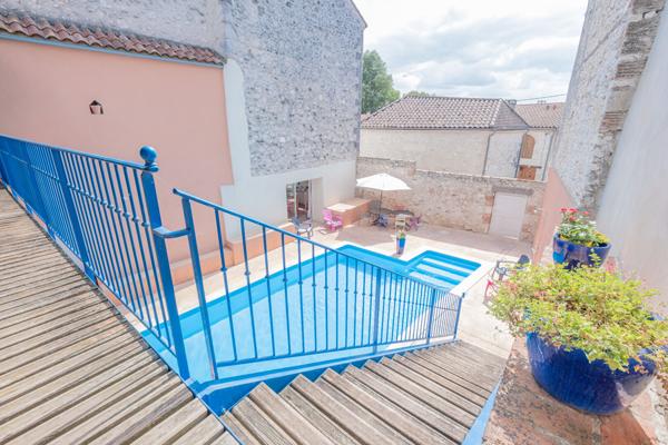 Proche de Castelmoron sur Lot, au coeur d'une bastide du XIII° siècle, superbe maison bourgeoise d'environ 329 m² avec cour intérieure et piscine.. Si vous êtes sensibles au charme des vieilles pierres, à la hauteur sous plafond, aux grands volumes, aux r , Monclar