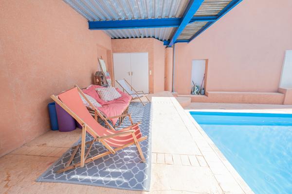 Proche de Castelmoron sur Lot, au coeur d'une bastide du XIII° siècle, superbe maison bourgeoise d'environ 329 m² avec cour intérieure et piscine.. Si vous êtes sensibles au charme des vieilles pierres, à la hauteur sous plafond, aux grands volumes, aux r , Monclar