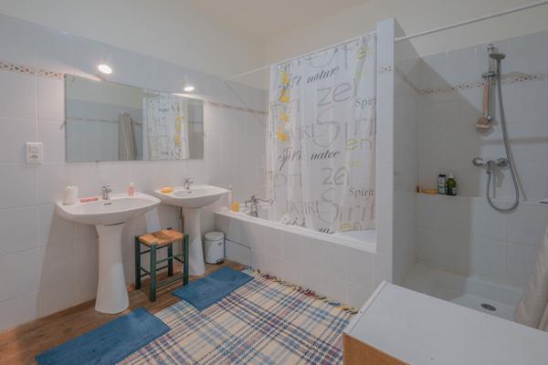 Proche de Castelmoron sur Lot, au coeur d'une bastide du XIII° siècle, superbe maison bourgeoise d'environ 329 m² avec cour intérieure et piscine.. Si vous êtes sensibles au charme des vieilles pierres, à la hauteur sous plafond, aux grands volumes, aux r , Monclar