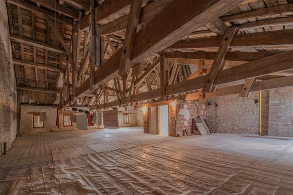 Proche de Castelmoron sur Lot, au coeur d'une bastide du XIII° siècle, superbe maison bourgeoise d'environ 329 m² avec cour intérieure et piscine.. Si vous êtes sensibles au charme des vieilles pierres, à la hauteur sous plafond, aux grands volumes, aux r , Monclar