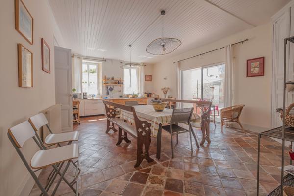 Proche de Castelmoron sur Lot, au coeur d'une bastide du XIII° siècle, superbe maison bourgeoise d'environ 329 m² avec cour intérieure et piscine.. Si vous êtes sensibles au charme des vieilles pierres, à la hauteur sous plafond, aux grands volumes, aux r , Monclar