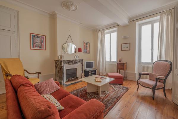 Proche de Castelmoron sur Lot, au coeur d'une bastide du XIII° siècle, superbe maison bourgeoise d'environ 329 m² avec cour intérieure et piscine.. Si vous êtes sensibles au charme des vieilles pierres, à la hauteur sous plafond, aux grands volumes, aux r , Monclar