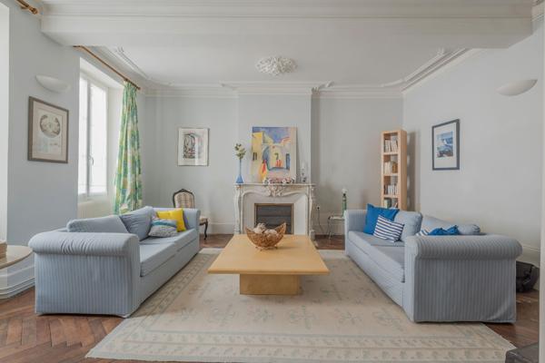 Proche de Castelmoron sur Lot, au coeur d'une bastide du XIII° siècle, superbe maison bourgeoise d'environ 329 m² avec cour intérieure et piscine.. Si vous êtes sensibles au charme des vieilles pierres, à la hauteur sous plafond, aux grands volumes, aux r , Monclar