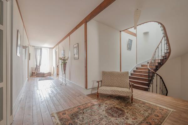 Proche de Castelmoron sur Lot, au coeur d'une bastide du XIII° siècle, superbe maison bourgeoise d'environ 329 m² avec cour intérieure et piscine.. Si vous êtes sensibles au charme des vieilles pierres, à la hauteur sous plafond, aux grands volumes, aux r , Monclar
