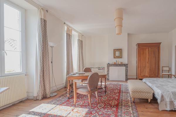 Proche de Castelmoron sur Lot, au coeur d'une bastide du XIII° siècle, superbe maison bourgeoise d'environ 329 m² avec cour intérieure et piscine.. Si vous êtes sensibles au charme des vieilles pierres, à la hauteur sous plafond, aux grands volumes, aux r , Monclar