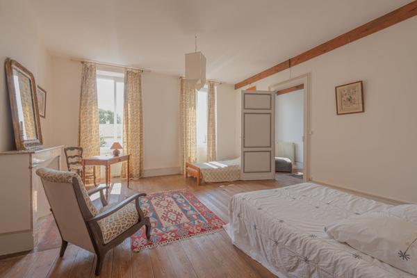Proche de Castelmoron sur Lot, au coeur d'une bastide du XIII° siècle, superbe maison bourgeoise d'environ 329 m² avec cour intérieure et piscine.. Si vous êtes sensibles au charme des vieilles pierres, à la hauteur sous plafond, aux grands volumes, aux r , Monclar