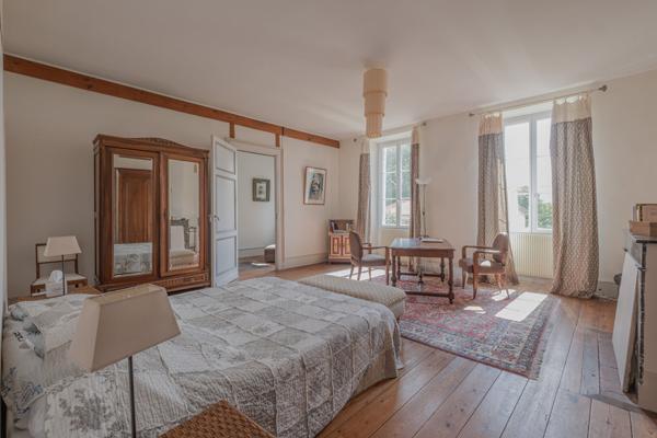 Proche de Castelmoron sur Lot, au coeur d'une bastide du XIII° siècle, superbe maison bourgeoise d'environ 329 m² avec cour intérieure et piscine.. Si vous êtes sensibles au charme des vieilles pierres, à la hauteur sous plafond, aux grands volumes, aux r , Monclar