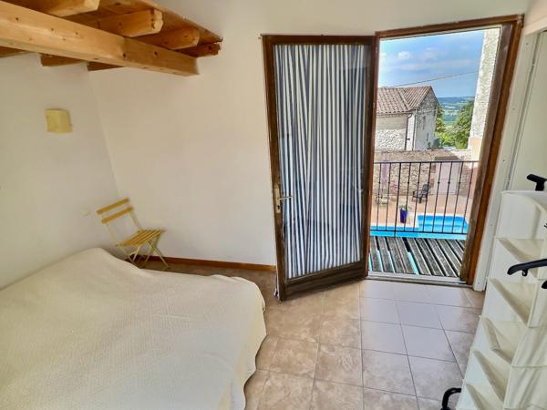 Proche de Castelmoron sur Lot, au coeur d'une bastide du XIII° siècle, superbe maison bourgeoise d'environ 329 m² avec cour intérieure et piscine.. Si vous êtes sensibles au charme des vieilles pierres, à la hauteur sous plafond, aux grands volumes, aux r , Monclar