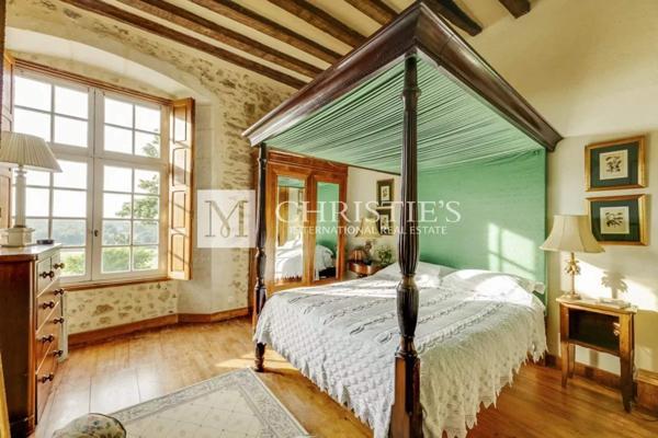 Ravissant prieuré dans un village paisible, a 1 heure de Saumur et Poitiers;