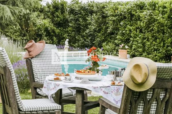 Ravissant prieuré dans un village paisible, a 1 heure de Saumur et Poitiers;