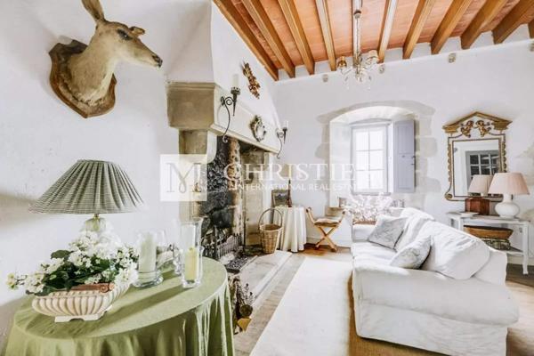 Ravissant prieuré dans un village paisible, a 1 heure de Saumur et Poitiers;