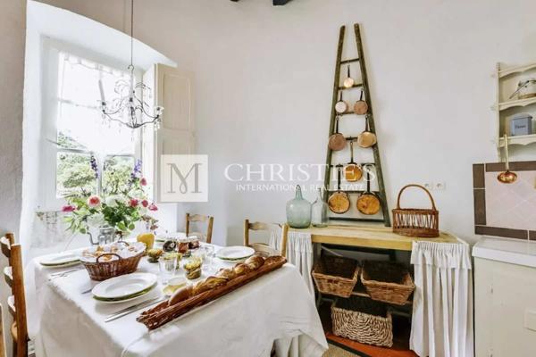 Ravissant prieuré dans un village paisible, a 1 heure de Saumur et Poitiers;