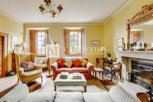 Ravissant prieuré dans un village paisible, a 1 heure de Saumur et Poitiers;