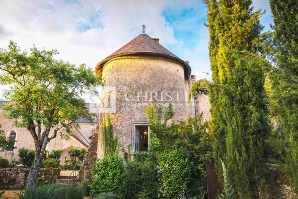 Ravissant prieuré dans un village paisible, a 1 heure de Saumur et Poitiers;
