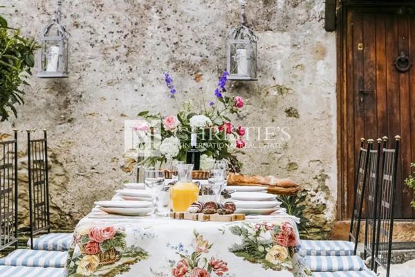Ravissant prieuré dans un village paisible, a 1 heure de Saumur et Poitiers;