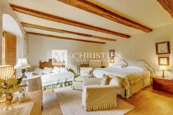 Ravissant prieuré dans un village paisible, a 1 heure de Saumur et Poitiers;