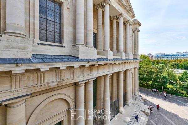 Appartement avec poutres apparentes et vue sur Saint-Eustache