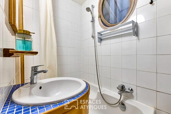 Appartement avec poutres apparentes et vue sur Saint-Eustache