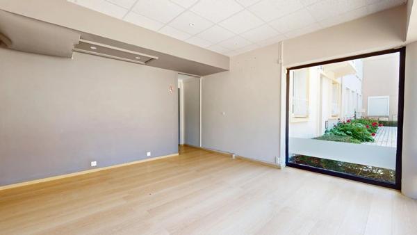 Location                                                      Local commercial
                        
                     2 pièces                      34 m2                     à Chartres