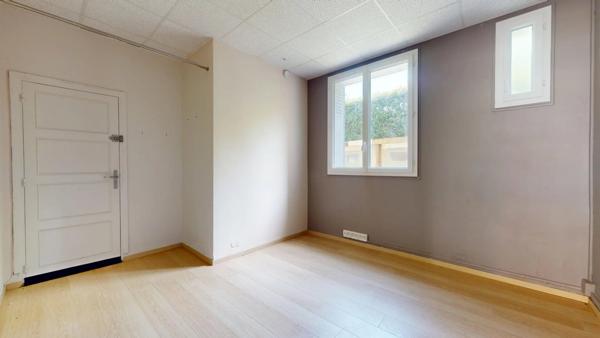 Location                                                      Local commercial
                        
                     2 pièces                      34 m2                     à Chartres