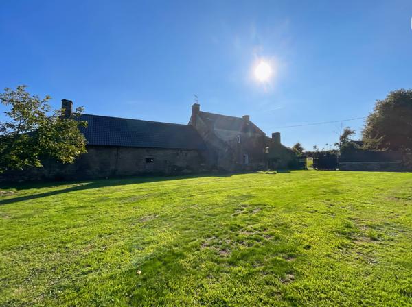 Guégon (56120) Maison 4 pièces en pierre avec dépendance.