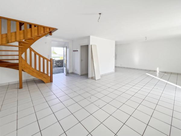 Guégon (56120) Maison 4 pièces en pierre avec dépendance.