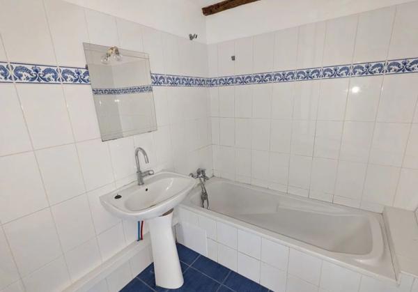 Guégon (56120) Maison 4 pièces en pierre avec dépendance.