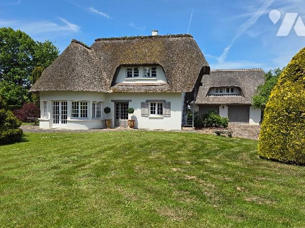 YERVILLE, maison avec toit en chaume d'~152 m², sur terrain d'~ 6300 m², 4 chambres, double garage.