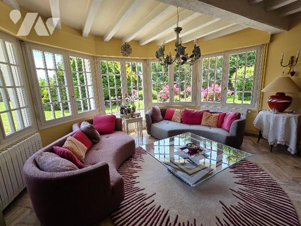 YERVILLE, maison avec toit en chaume d'~152 m², sur terrain d'~ 6300 m², 4 chambres, double garage.