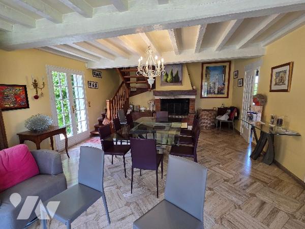 YERVILLE, maison avec toit en chaume d'~152 m², sur terrain d'~ 6300 m², 4 chambres, double garage.