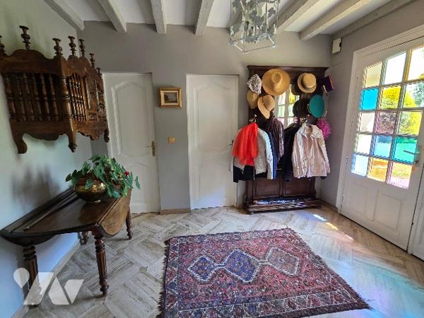 YERVILLE, maison avec toit en chaume d'~152 m², sur terrain d'~ 6300 m², 4 chambres, double garage.