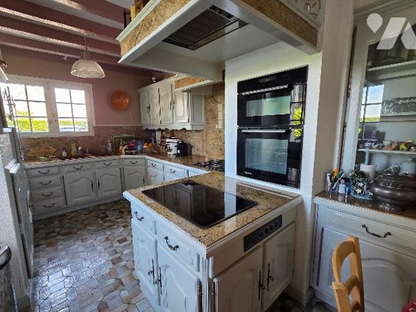 YERVILLE, maison avec toit en chaume d'~152 m², sur terrain d'~ 6300 m², 4 chambres, double garage.