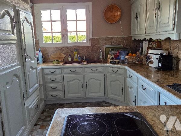 YERVILLE, maison avec toit en chaume d'~152 m², sur terrain d'~ 6300 m², 4 chambres, double garage.